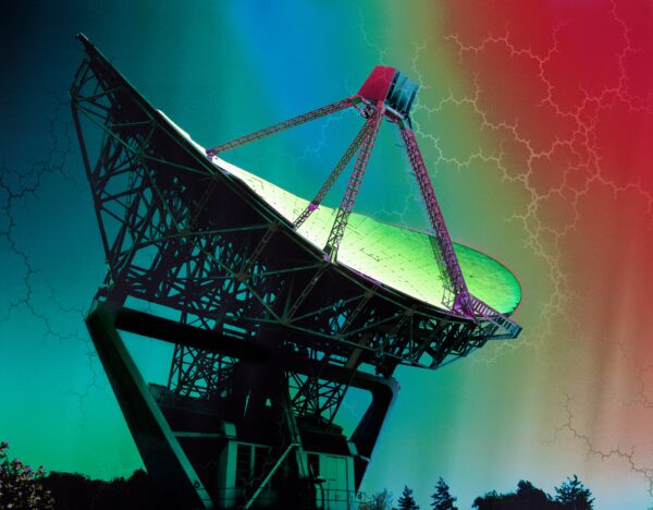 Eine Schüssel für die Übertragung von Telekommunikationsdaten im Vordergrund. Im Hintergrund ein bunt eingefärbter Nachthimmel.